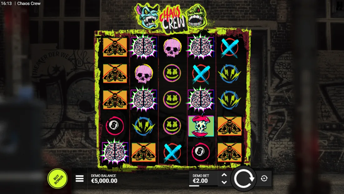 Chaos Crew — скриншот слота: поле 5×5 в граффити-стиле